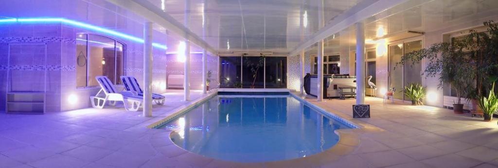 Au Charme Du Lac Piscine & Spa 2 Forges-les-Eaux Buitenkant foto